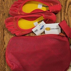 NWT Vibram Fivefingers Dark Pink
